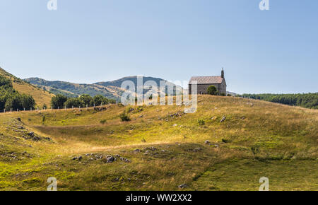 Malerische Sommer Bergwelt des Nationalpark Durmitor, Montenegro, Europa, Balkan Dinarischen Alpen, zum UNESCO-Weltkulturerbe gehört. Kleine Kapelle auf einem Hügel Stockfoto