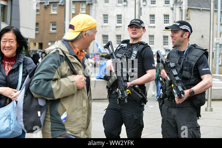 JON SAVAGE FOTOGRAFIE AM 24. MAI 2017 bewaffneten Polizisten patrouillieren die schottischen Parlament in Edinburgh als Sicherheit ist in der Stadt erhöht. Stockfoto