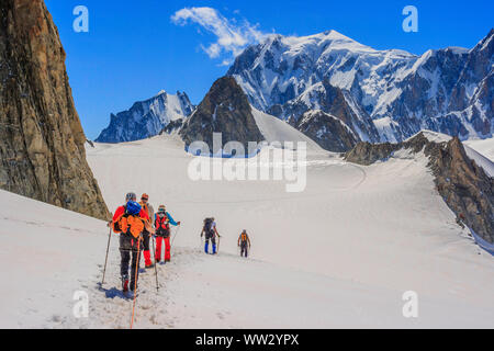 Gruppe von Bergsteigern mit der Mont Blanc Massiv im Hintergrund Stockfoto