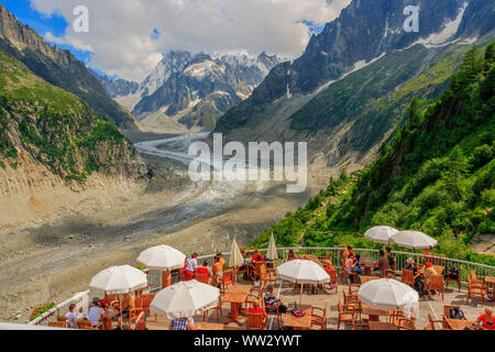 Terrasse mit Panoramablick auf den 'Mar de glace" Stockfoto