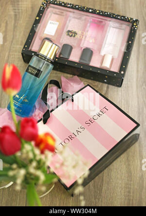 Victoria's Secret perfum Flaschen und Shopping Bag Stockfoto