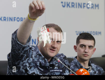 Kiew, Ukraine. 12 Sep, 2019. Ukrainische sailor DENYS HRYTSENKO festgehalten von Russland in der Straße von Kertsch im letzten Jahr und in den letzten ukrainisch-russischen Gefangenen swap freigegeben, zeigt Hand Spielzeug von Kindern, die er als Zeichen der Unterstützung, während er im Gefängnis, während einer Pressekonferenz von freigegebenen Ukrainische Matrosen in Kiew, Ukraine, am 12. September 2019 einging. 24 Ukrainische Seeleute durch russische Spezialeinheiten in der Nähe der Meerenge von Kertsch gefangen im November 2018 sowie 11 anderen ukrainischen politischen Gefangenen, wurden während der Gefangenen Austausch zwischen der Ukraine und Russland am 07. September in die Ukraine zurück Stockfoto