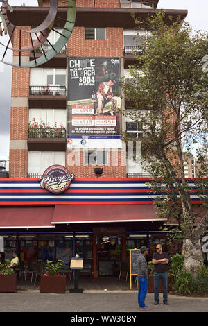 QUITO, ECUADOR - August 6, 2014: die Spieler in der Sports Bar und Grill auf der Plaza Foch in La Mariscal am 6. August 2014 in Quito, Ecuador Stockfoto