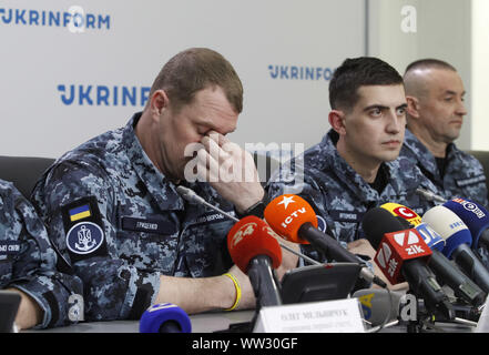 Kiew, Ukraine. 12 Sep, 2019. Ukrainische Matrosen DENYS HRYTSENKO, ANDRIY ARTEMENKO und ANDRIY OPRYSKO (L-R), wer war vor kurzem während Russland-ukraine Gefangene freigelassen Swap, auf einer Pressekonferenz in Kiew, Ukraine, am 12. September 2019 teil. 24 Ukrainische Seeleute durch russische Spezialeinheiten in der Nähe der Meerenge von Kertsch gefangen im November 2018 sowie 11 anderen ukrainischen politischen Gefangenen, wurden in der Ukraine während der Gefangenen Austausch zwischen der Ukraine und Russland am 07. September 2019 zurück. Credit: Serg Glovny/ZUMA Draht/Alamy leben Nachrichten Stockfoto