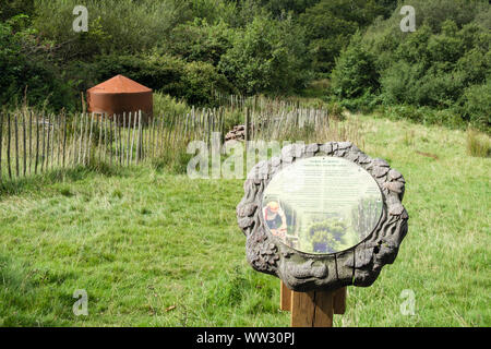 Melden zweisprachige Informationen über schneiden Woodland von Köhler in Coedydd Aber National Nature Reserve. Abergwyngregyn Gwynedd Wales UK Großbritannien Stockfoto