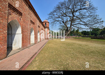 Die Moschee Stadt Bagerhat ist ein UNESCO-Weltkulturerbe, 60 Kuppel Moschee oder Shait Gumbad Moschee, Bangladesch Stockfoto