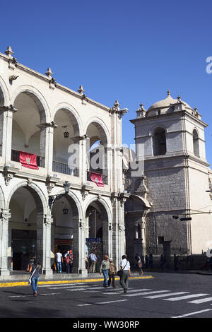 AREQUIPA, PERU - 22. AUGUST 2014: Paseo Portal de Flores und Turm der Iglesia de la Compañía an der Plaza de Armas (Hauptplatz) in Arequipa, Peru Stockfoto