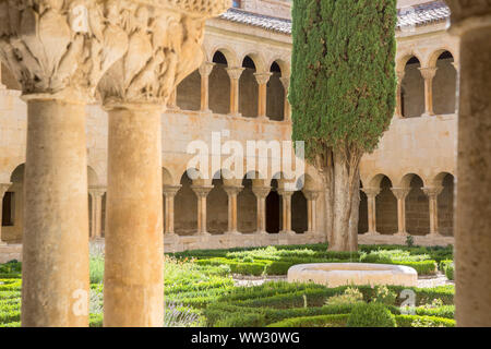 Kreuzgang und Cypress Tree, Kloster, Santo Domingo de Silos, Burgos, Spanien Stockfoto