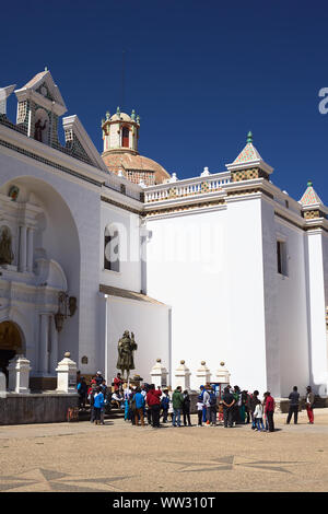 COPACABANA, BOLIVIEN - Oktober 18, 2014: Nicht identifizierte Personen am Eingang der Basilika Unserer Lieben Frau von Copacabana in der kleine touristische Stadt Stockfoto