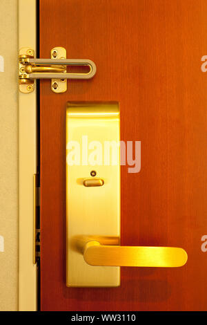 Hotel Zimmer Türgriff mit Schloss Stockfoto