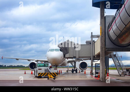 Ebene auf Asphalt auf dem Flughafen von Curitiba, Brasilien Stockfoto