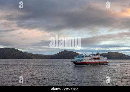 Hurtigruten Schiff "Kong Harald" in Breisundet mit der Insel Hjelmsøya jenseits, Måsøy, Finnmark, Nördliches Norwegen Stockfoto