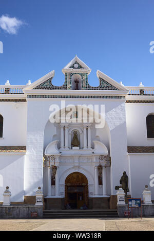 COPACABANA, BOLIVIEN - Oktober 19, 2014: Eingang der Basilika Unserer Lieben Frau von Copacabana in der kleine touristische Stadt am Titicaca-See Stockfoto