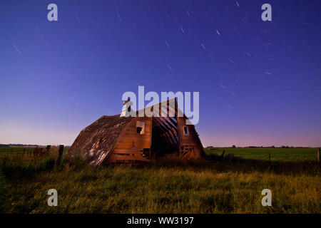 Verlassene Scheune in der Nacht mit star Trails Stockfoto