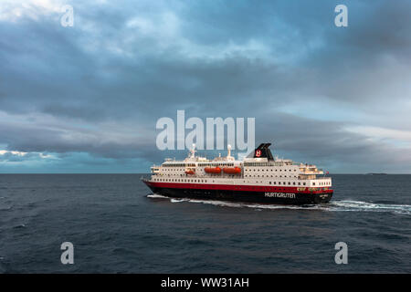 Hurtigruten Schiff "Kong Harald" in Breisundet, Måsøy, Finnmark, Nördliches Norwegen Stockfoto