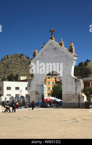 COPACABANA, BOLIVIEN - Oktober 18, 2014: Die Pforte der Basilika Unserer Lieben Frau von Copacabana aus dem Hof der Kirche gesehen Stockfoto