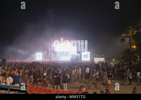 Malaga, Spanien - 23. Juni 2018. Menschen am Strand Malagueta über Nacht von San Juan Stockfoto