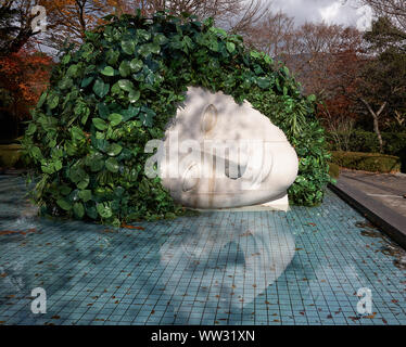 Yokosuka, Japan - 01. Dezember 2007: Die weinende Frau Kopf in Skulptur La pleureuse von Francois-Xavier und Claude Lalanne in Hakone Open Air Museum. K Stockfoto