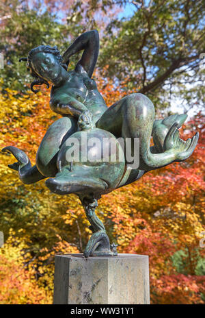 Yokosuka, Japan - 01. Dezember 2007: Die Skulptur Mann und Pegasus von Carl Milles im Hakone Open Air Museum im Herbst. Kanagawa. Japan Stockfoto