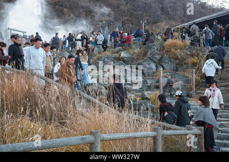 Yokosuka, Japan - Dezember 01, 2007: Touristen zu Fuß, der Weg in die vulkanische Zone Owakudani-Bergen aufsteigenden mit den mächtigen Ausbrüchen von Rauch und Schwefel. Stockfoto