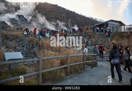 Yokosuka, Japan - Dezember 01, 2007: Touristen zu Fuß, der Weg in die vulkanische Zone Owakudani-Bergen aufsteigenden mit den mächtigen Ausbrüchen von Rauch und Schwefel. Stockfoto