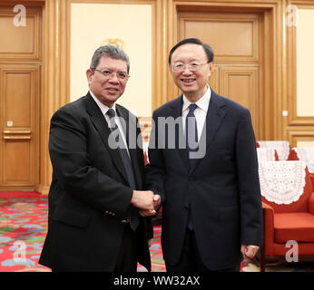 (190912)-BEIJING, Sept. 12, 2019 (Xinhua) - Yang Jiechi, Mitglied des Politbüros der Kommunistischen Partei Chinas (CPC) Zentralausschuss und Leiter der Kommission für Auswärtige Angelegenheiten des CPC-Zentralausschusses, erfüllt mit dem malaysischen Außenminister Abdullah Saifuddin in Peking, der Hauptstadt von China, Sept. 12, 2019. (Xinhua / Ding Haitao) Stockfoto