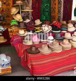 COPACABANA, BOLIVIEN - Oktober 19, 2014: Große Auswahl an Hüte außerhalb eines Souvenir- und Kunsthandwerksladen in der kleine touristische Stadt am Titicaca-See Stockfoto