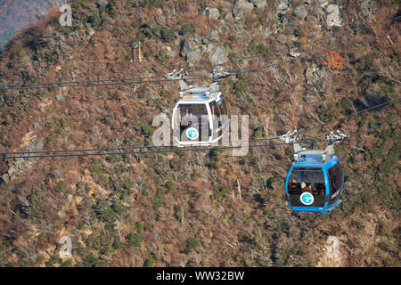 Yokosuka, Japan - 01. Dezember 2007: die Gondeln der Hakone Seilbahn aerial tram Über die Steigung der Owakudani-tal. Hakone, Kanagawa. Honshu. Japan Stockfoto