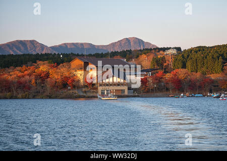 Yokosuka, Japan - Dezember 01, 2007: Hakone Piratenschiff Togendai Port als aus dem See Ashi bei Sonnenuntergang gesehen. Hakone, Kanagawa. Honshu. Japan Stockfoto