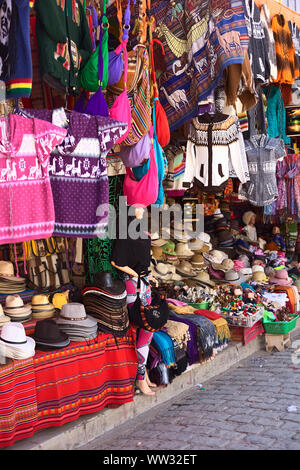 COPACABANA, BOLIVIEN - Oktober 19, 2014: Mützen, Pullover, Schals und Taschen an Souvenir- und Kunsthandwerksladen in der kleine touristische Stadt am Titicaca-See Stockfoto