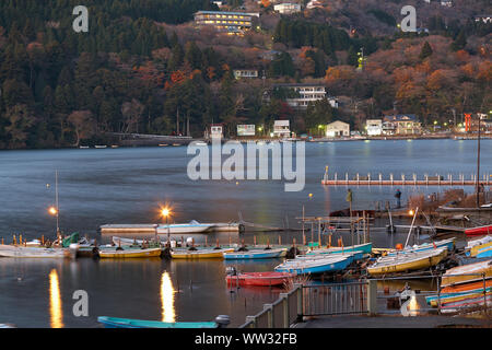 Yokosuka, Japan - Dezember 01, 2007: Hakone Piratenschiff Togendai Port als aus dem See Ashi bei Sonnenuntergang gesehen. Hakone, Kanagawa. Honshu. Japan Stockfoto