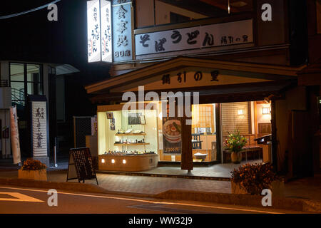 Yokosuka, Japan - 01. Dezember 2007: Die Ansicht der Ramen Restaurant auf der Straße von Motohakone in der Nacht. Hakone, Kanagawa. Honshu. Japan Stockfoto