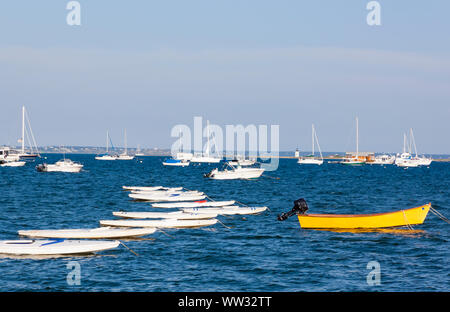 Gelbe Beiboot von günstig Sunfish Segelbooten in Cape Cod Bay. Stockfoto