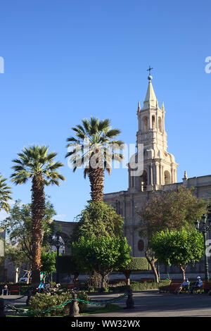 AREQUIPA, PERU - OKTOBER 8, 2014: Plaza de Armas (Hauptplatz) und die Basilika Kathedrale im historischen Zentrum der Stadt, in den frühen Morgenstunden Stockfoto