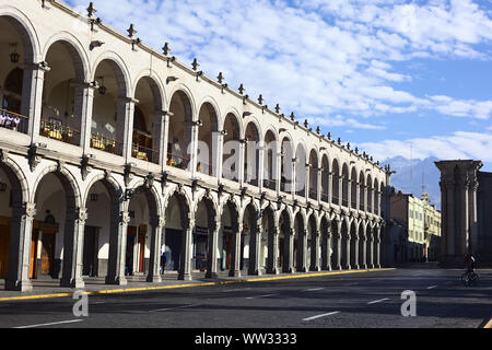 AREQUIPA, PERU - OKTOBER 8, 2014: den Torbogen von Portal de San Agustin an der Plaza de Armas (Hauptplatz) am frühen Morgen des 8. Oktober 2014 Stockfoto