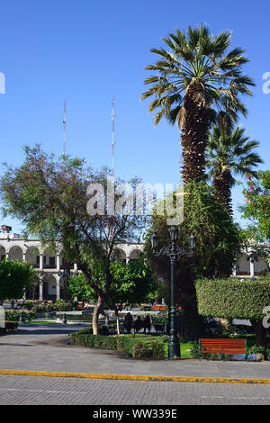 AREQUIPA, PERU - OKTOBER 8, 2014: Plaza de Armas (Hauptplatz) mit den Torbogen des Portal de las Flores in der Rückseite am frühen Morgen des Octobe Stockfoto