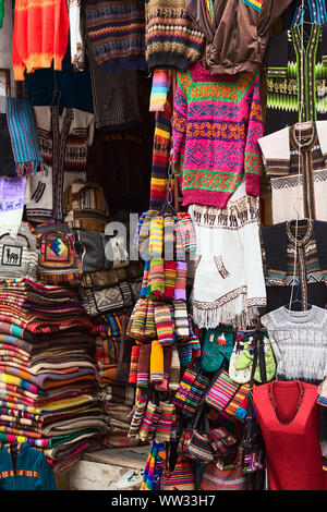 LA PAZ, Bolivien - November 10, 2014: Bunte Pullover, Taschen und Schals haging außerhalb eines Handwerks- und Souvenirverkauf auf Linares Straße Stockfoto