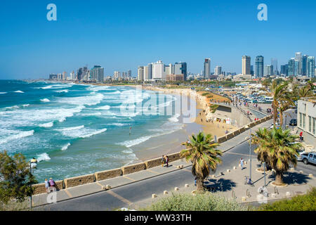 Israel, Tel Aviv District, Tel Aviv-Yafo. Tel Aviv Strand und die Skyline, Ansicht von der Altstadt von Jaffa. Stockfoto