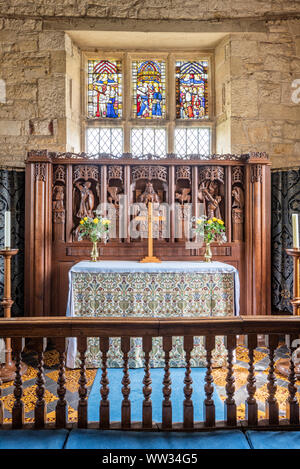 Innenraum der Kirche St. Michael in der Cotswold Dorf Buckland, Gloucestershire, Großbritannien - Ende des 15. Jahrhunderts Glas über eine Kunst & Kunsthandwerk Retabel. Stockfoto