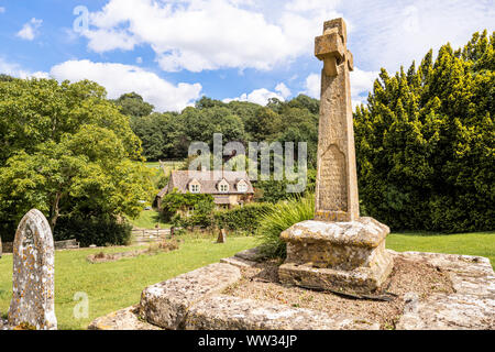 Viktorianische keltischen Friedhof Kreuz auf einem mittelalterlichen Basis im Kirchhof der St. Michaels Kirche in der Cotswold Dorf Buckland, Gloucestershire, Großbritannien Stockfoto