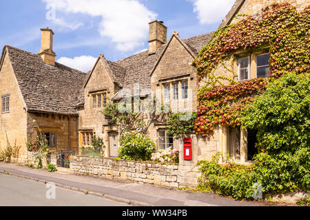 Eine alte Cotswold Stone House in der Ortschaft Laverton, Gloucestershire, Großbritannien Stockfoto