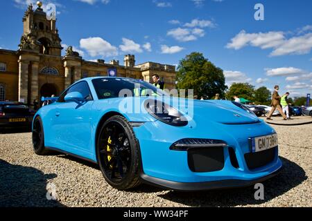 Porsche 911 GT3 RS in Miami Blau auf der Concours D'Elegance in Blenheim Palace am 8. September 2019 Stockfoto