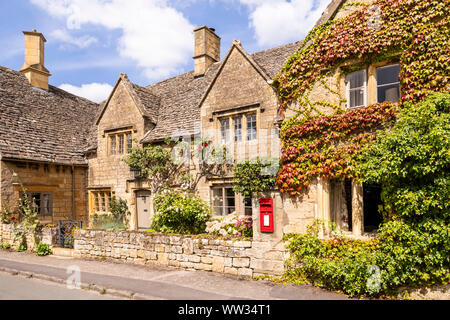 Eine alte Cotswold Stone House in der Ortschaft Laverton, Gloucestershire, Großbritannien Stockfoto