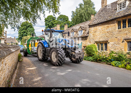 Schwere landwirtschaftliche Maschinen verhandeln über eine schmale Gasse in der Cotswold Dorf Snowshill, Gloucestershire, Großbritannien Stockfoto