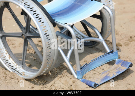 Big Wheel in Aluminium von Rollstuhl am Strand Stockfoto