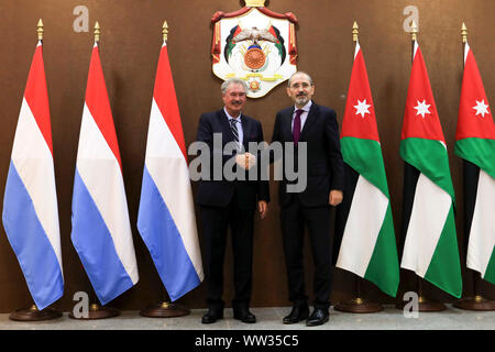 Amman, Jordanien. 12 Sep, 2019. Luxemburgs Außenminister Jean Asselborn (L) schüttelt Hände mit seinen jordanischen Gegenstück Ayman Safadi in Amman, Jordanien, Sept. 12, 2019. Credit: Mohammad Abu Ghosh/Xinhua Stockfoto