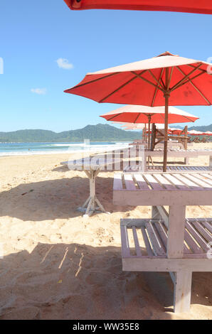 Entspannung Stuhl in der Roten Insel Strand, Ost Java, Indonesien Stockfoto