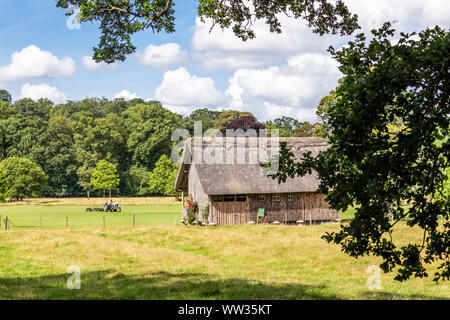 Der hölzerne, strohgedeckten Cricket Pavilion angehoben auf staddle Steine im Cotswold Dorf Stanway, Gloucestershire, Großbritannien - Es wurde 1925 von Joh gebaut Stockfoto