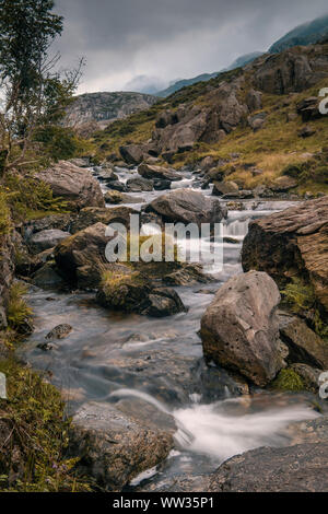 Afon Nant Peris River fließt durch die Llanberis pass in Gwynedd, Wales Stockfoto