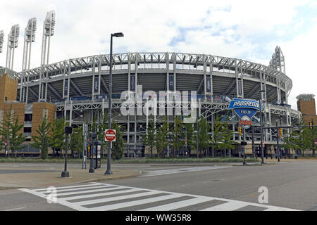 Progresive Field, der Heimat der Major League Cleveland Indians Baseball Team, steht an der Ecke von Ontario und der Carnegie in Cleveland, Ohio. Stockfoto